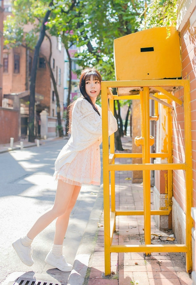 阳光少女蕾丝裙搭配小白鞋寻回时光里的温度