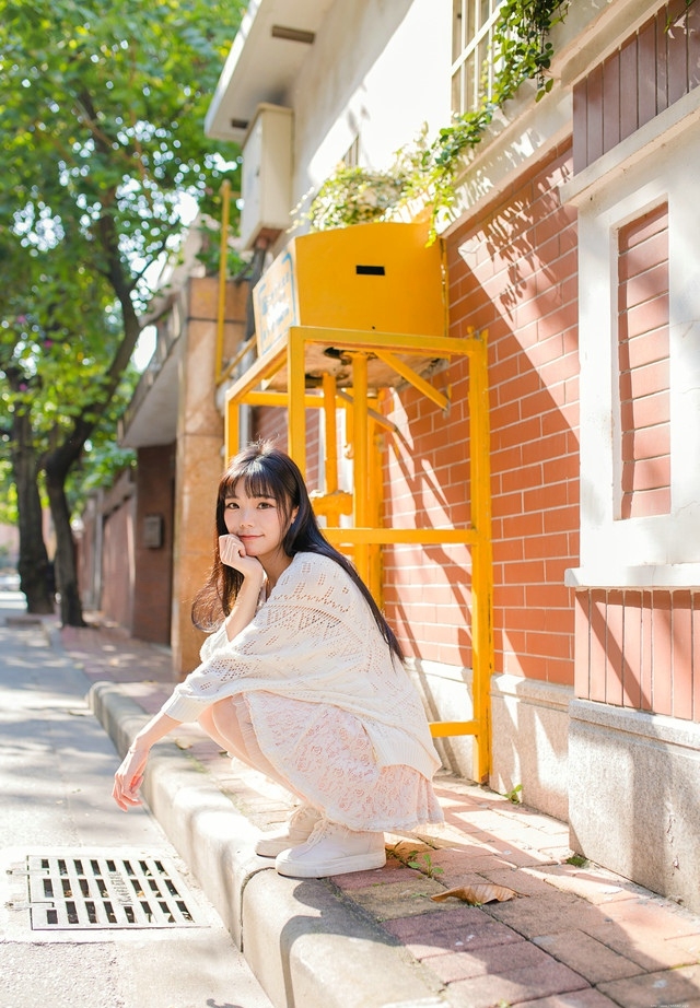 阳光少女蕾丝裙搭配小白鞋寻回时光里的温度