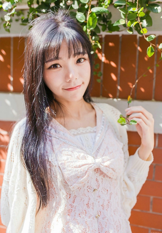 阳光少女蕾丝裙搭配小白鞋寻回时光里的温度