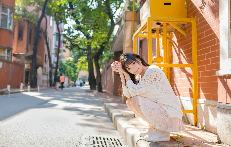 阳光少女蕾丝裙搭配小白鞋寻回时光里的温度