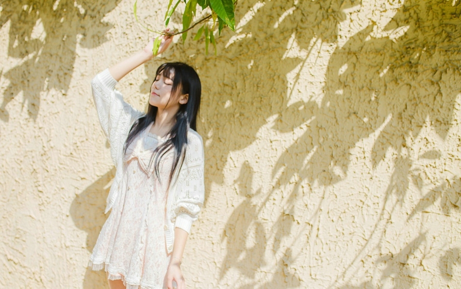 阳光少女蕾丝裙搭配小白鞋寻回时光里的温度