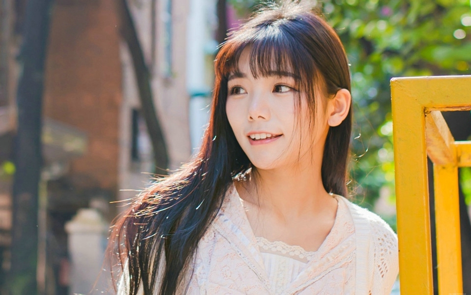 阳光少女蕾丝裙搭配小白鞋寻回时光里的温度