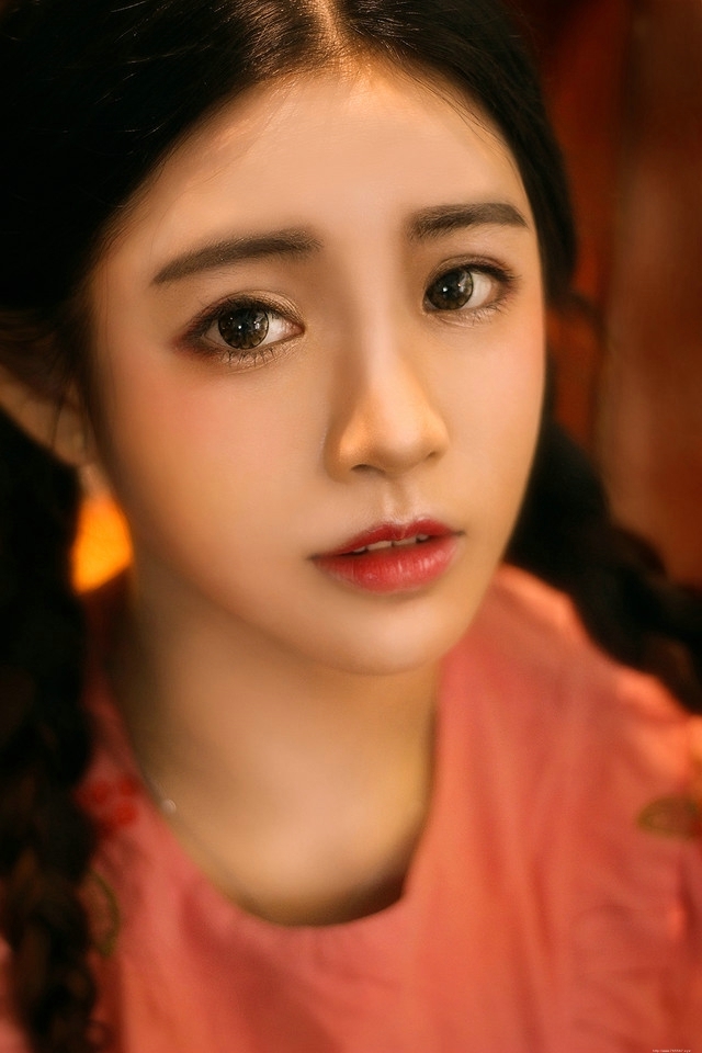 安静看书的双眼皮美女清新惹人爱