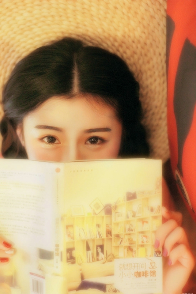 安静看书的双眼皮美女清新惹人爱