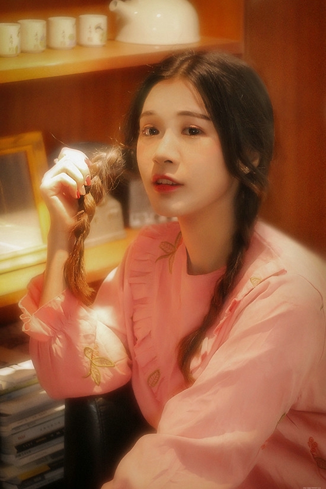 安静看书的双眼皮美女清新惹人爱