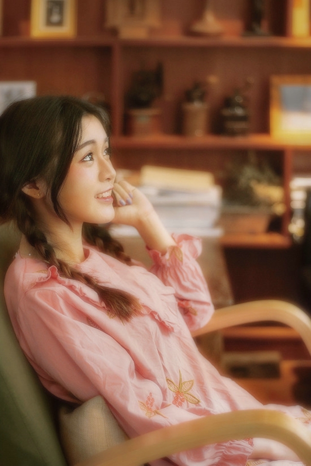 安静看书的双眼皮美女清新惹人爱