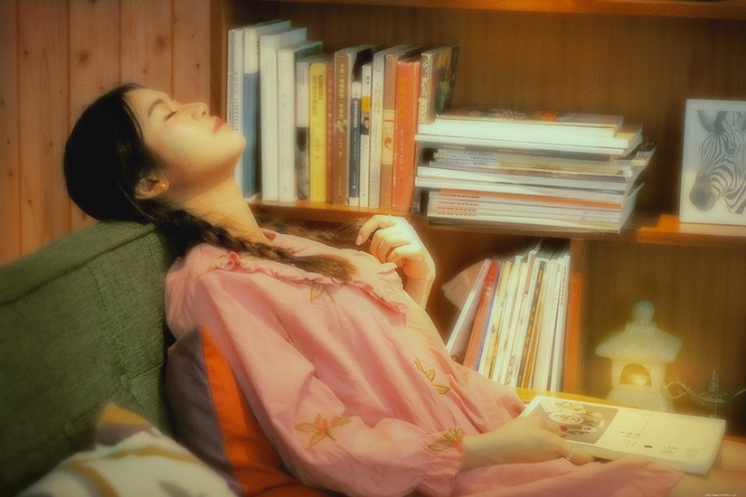 安静看书的双眼皮美女清新惹人爱