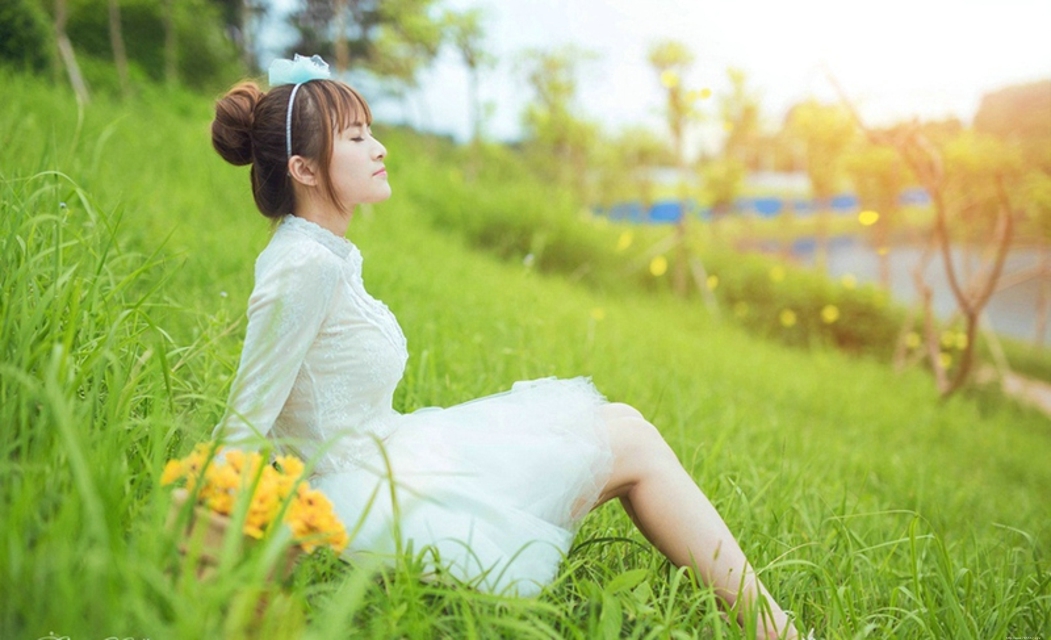 十分养眼清纯白色连衣裙少女花海清新甜美迷人户外写真