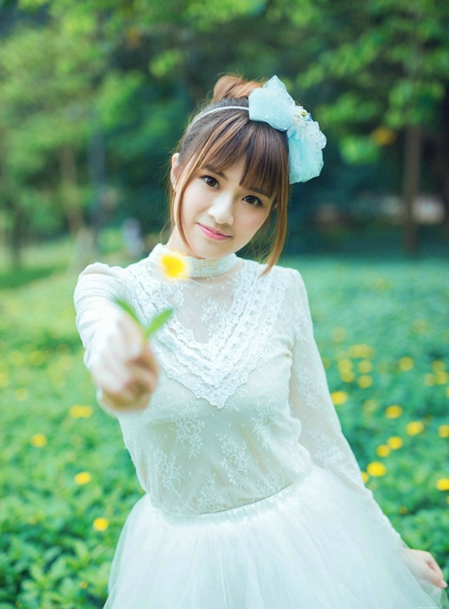 十分养眼清纯白色连衣裙少女花海清新甜美迷人户外写真