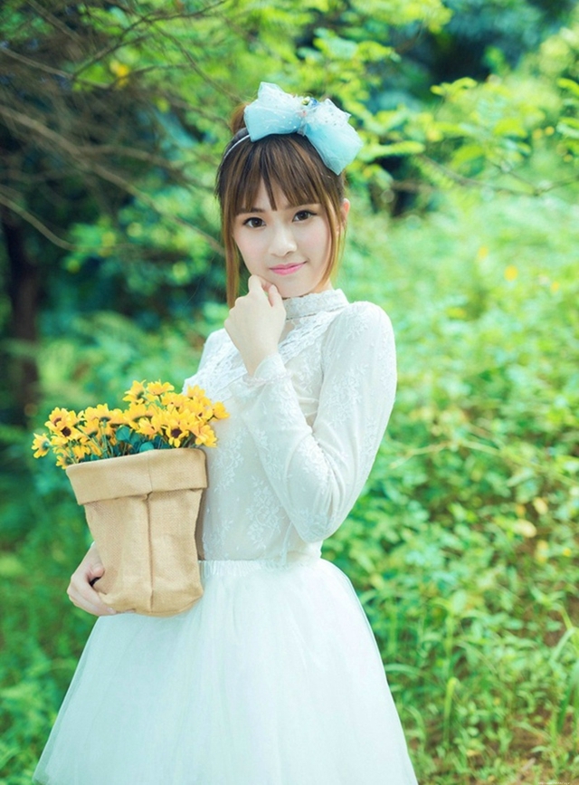 十分养眼清纯白色连衣裙少女花海清新甜美迷人户外写真