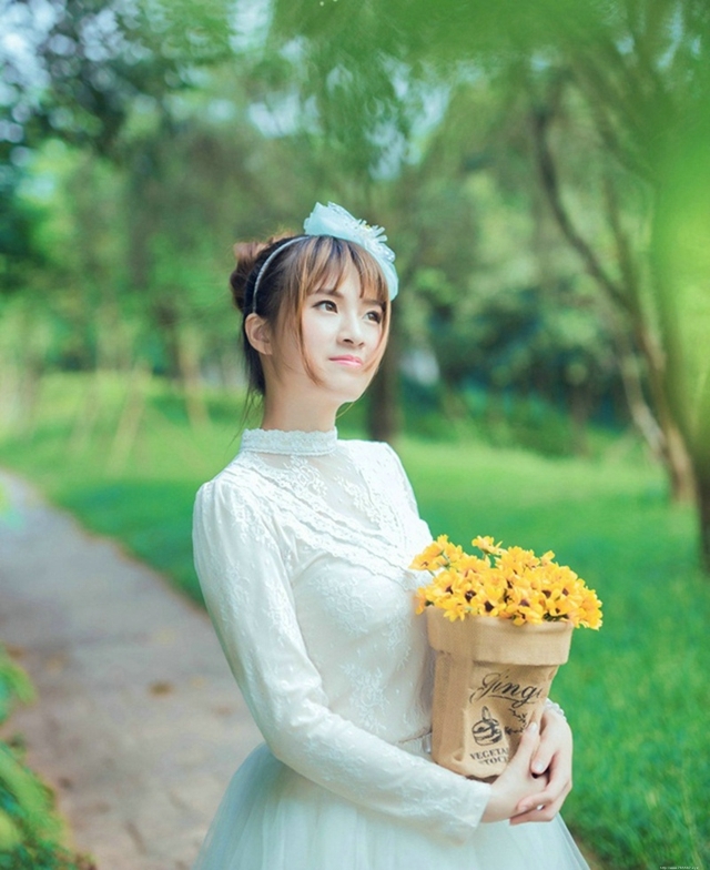 十分养眼清纯白色连衣裙少女花海清新甜美迷人户外写真