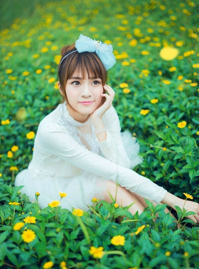 十分养眼清纯白色连衣裙少女花海清新甜美迷人户外写真