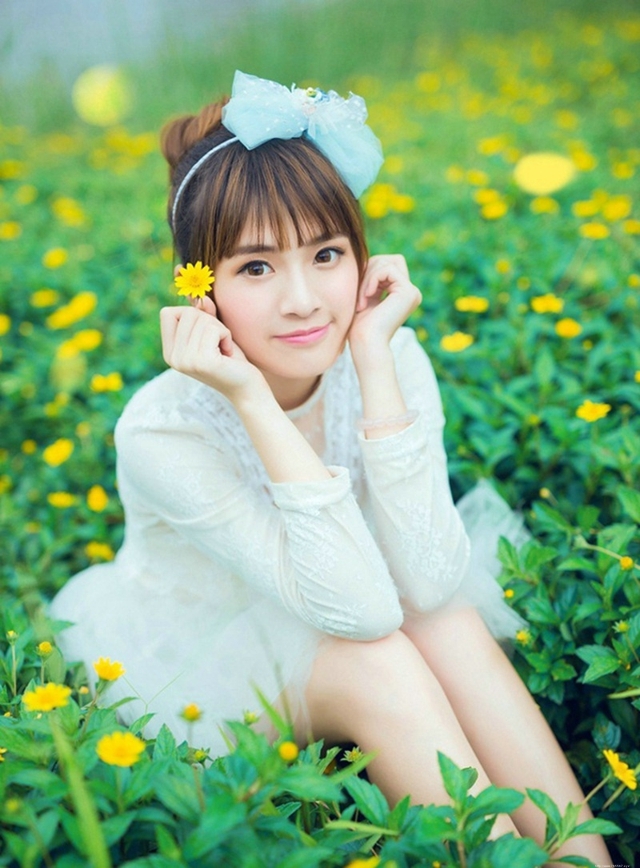 十分养眼清纯白色连衣裙少女花海清新甜美迷人户外写真