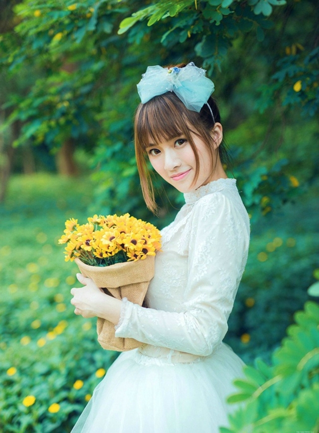 十分养眼清纯白色连衣裙少女花海清新甜美迷人户外写真