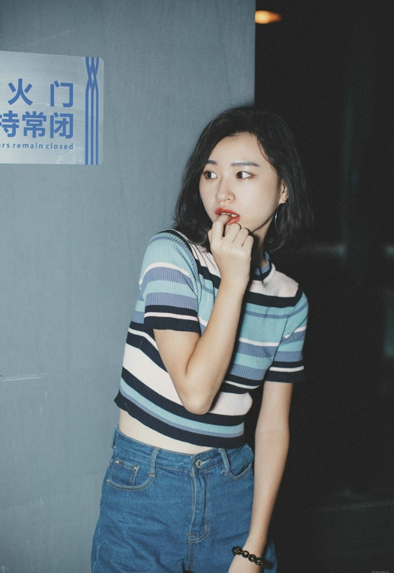 夜晚条纹牛仔裤美女随性自由写真