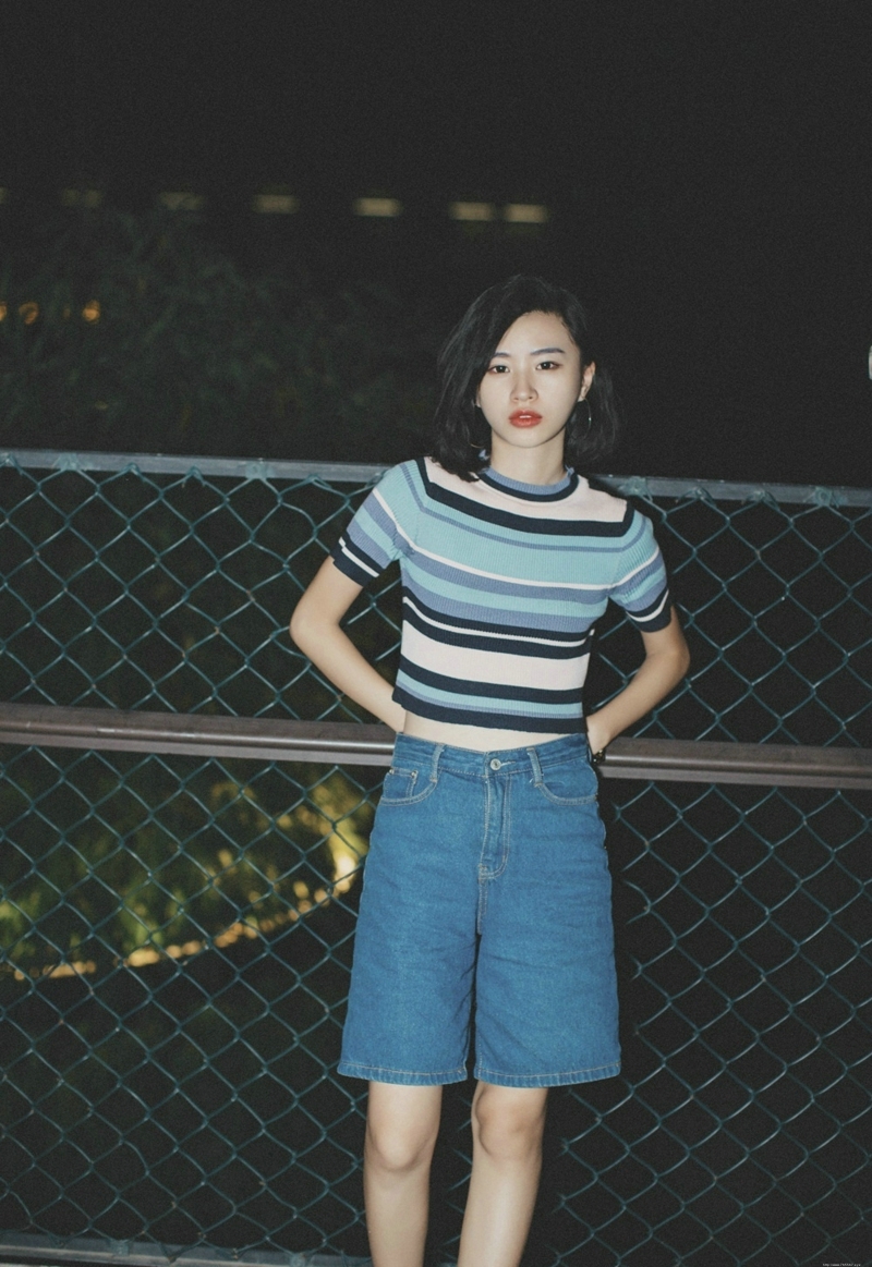 夜晚条纹牛仔裤美女随性自由写真