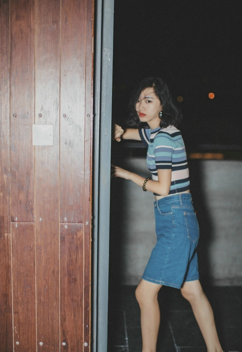 夜晚条纹牛仔裤美女随性自由写真
