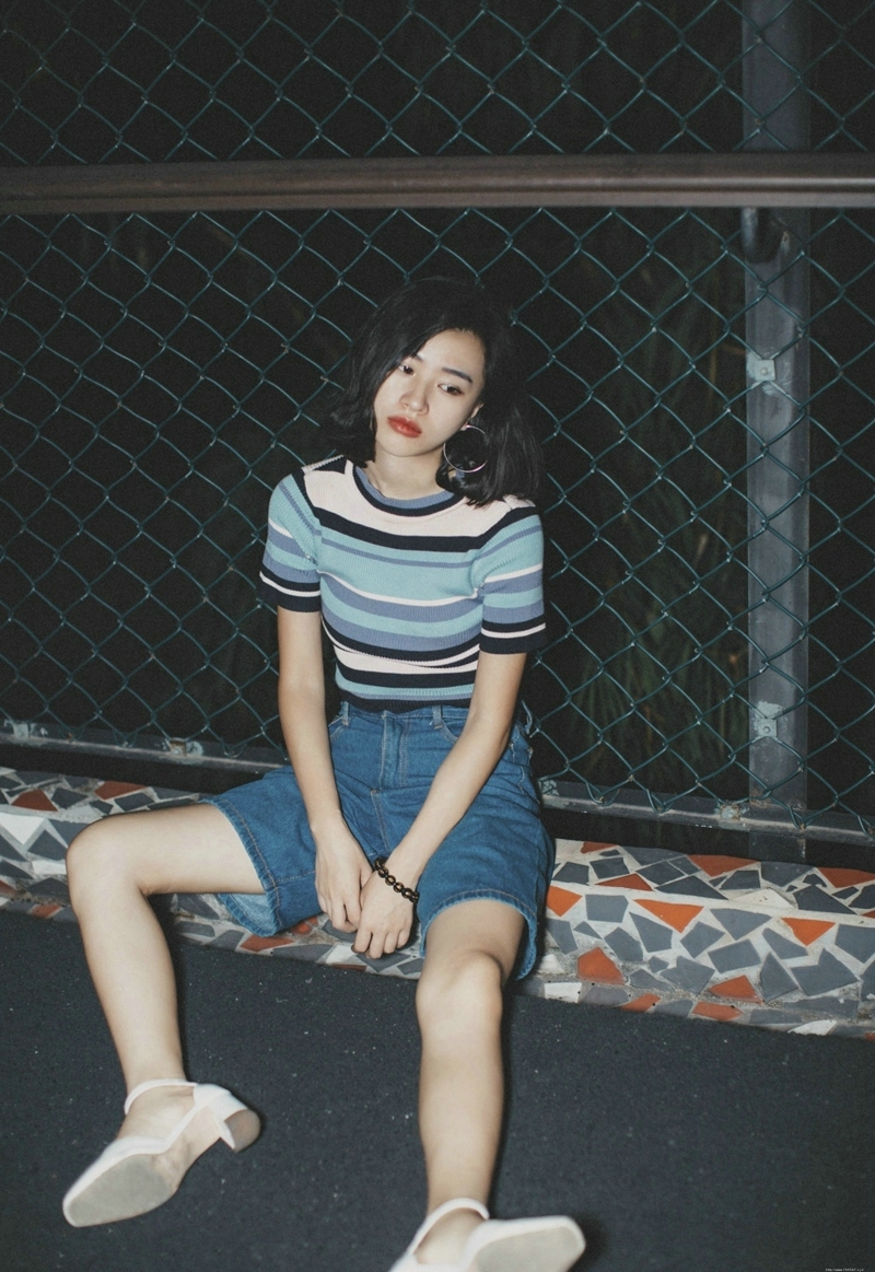 夜晚条纹牛仔裤美女随性自由写真