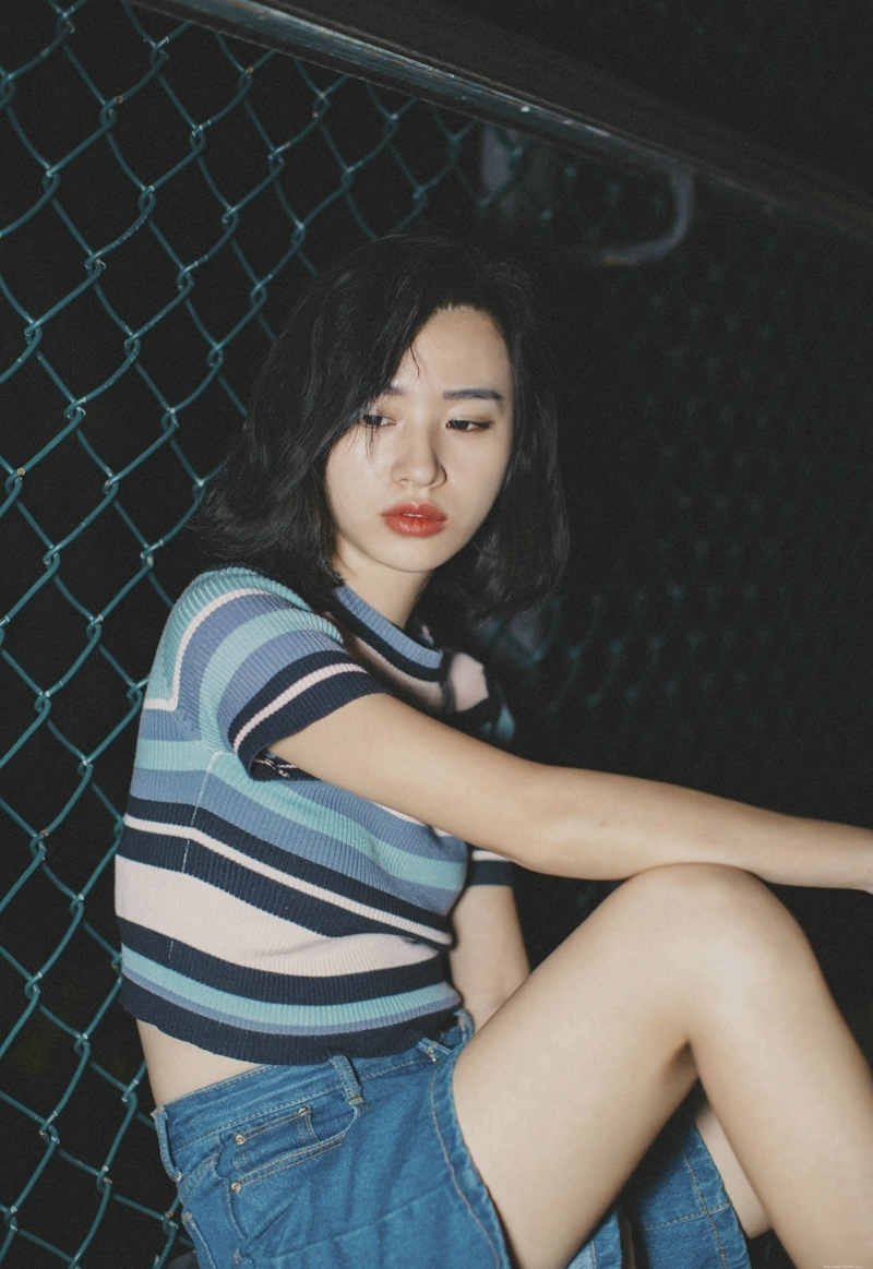 夜晚条纹牛仔裤美女随性自由写真