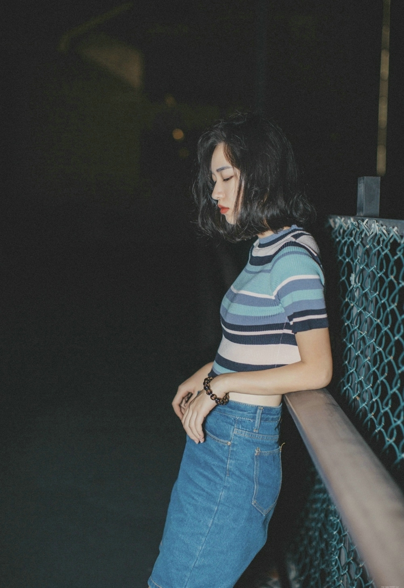 夜晚条纹牛仔裤美女随性自由写真