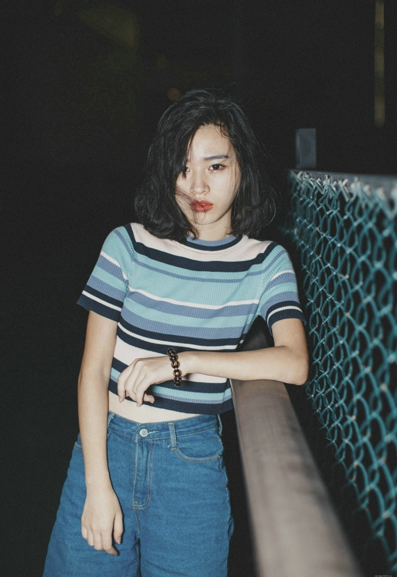 夜晚条纹牛仔裤美女随性自由写真