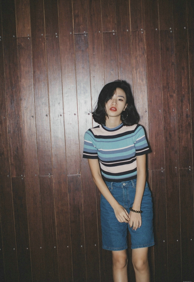 夜晚条纹牛仔裤美女随性自由写真