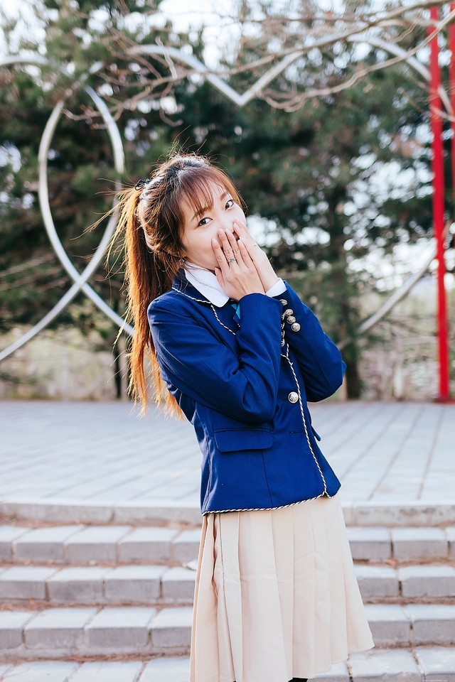 夕阳下的奔跑美女学生制服俏丽写真