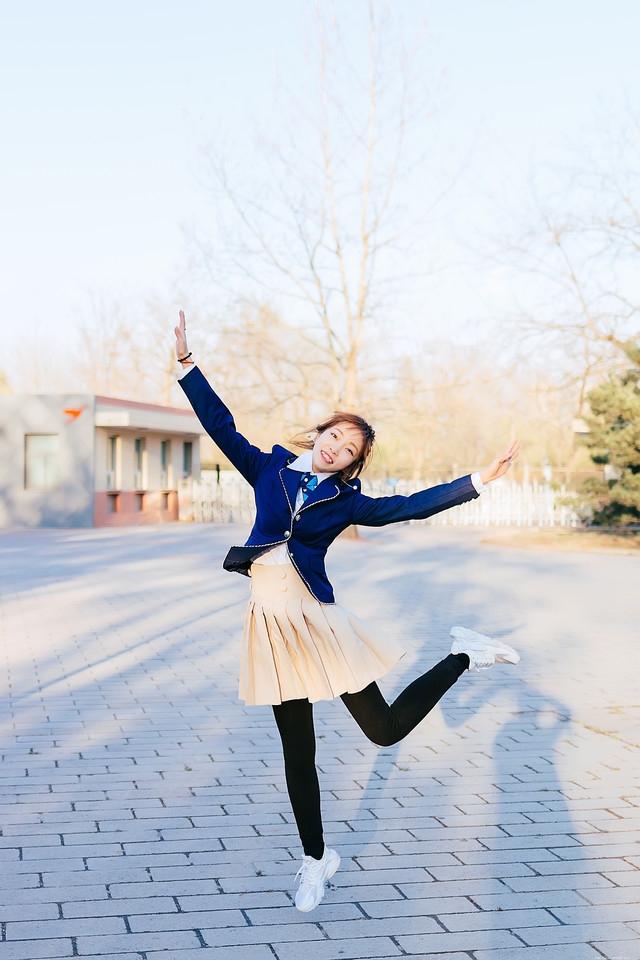 夕阳下的奔跑美女学生制服俏丽写真