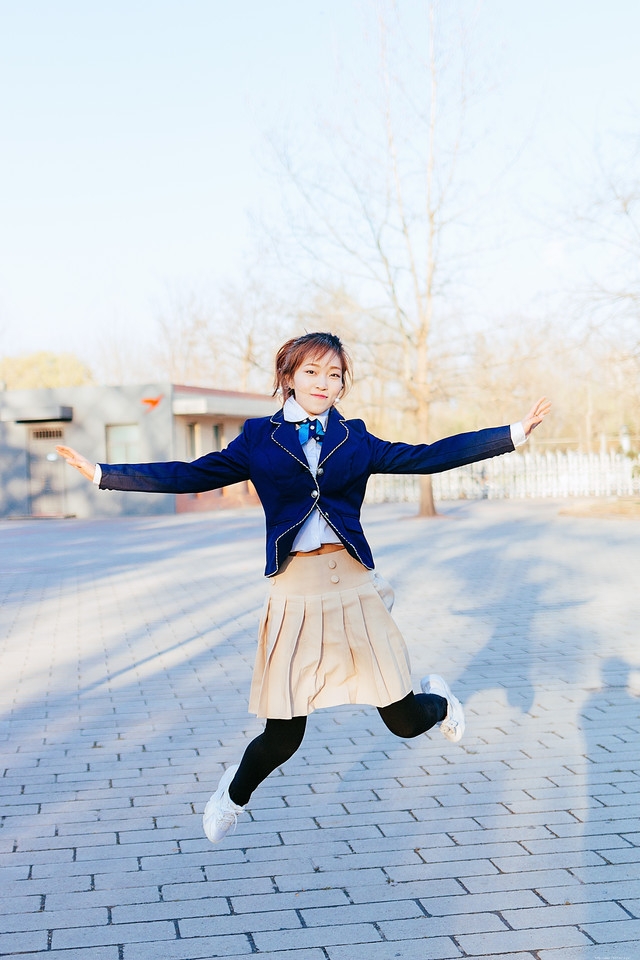 夕阳下的奔跑美女学生制服俏丽写真