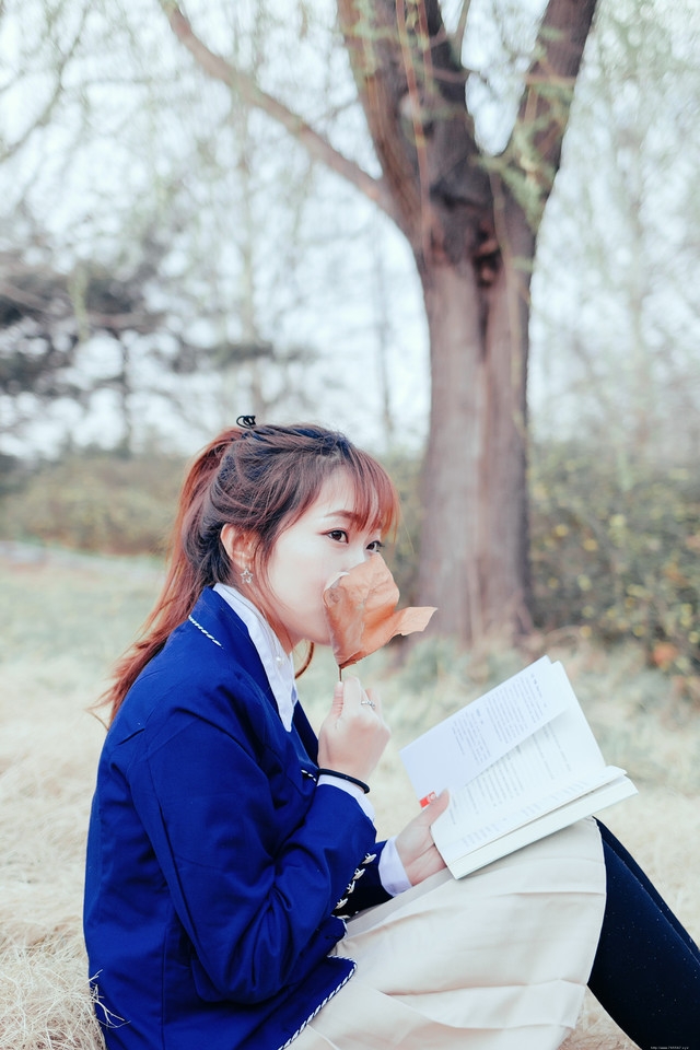 夕阳下的奔跑美女学生制服俏丽写真