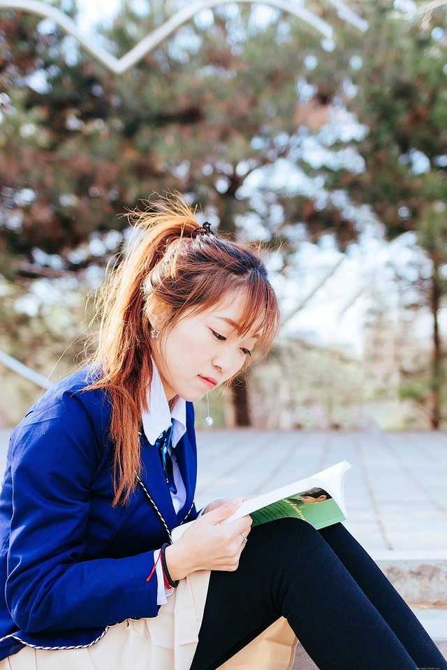 夕阳下的奔跑美女学生制服俏丽写真