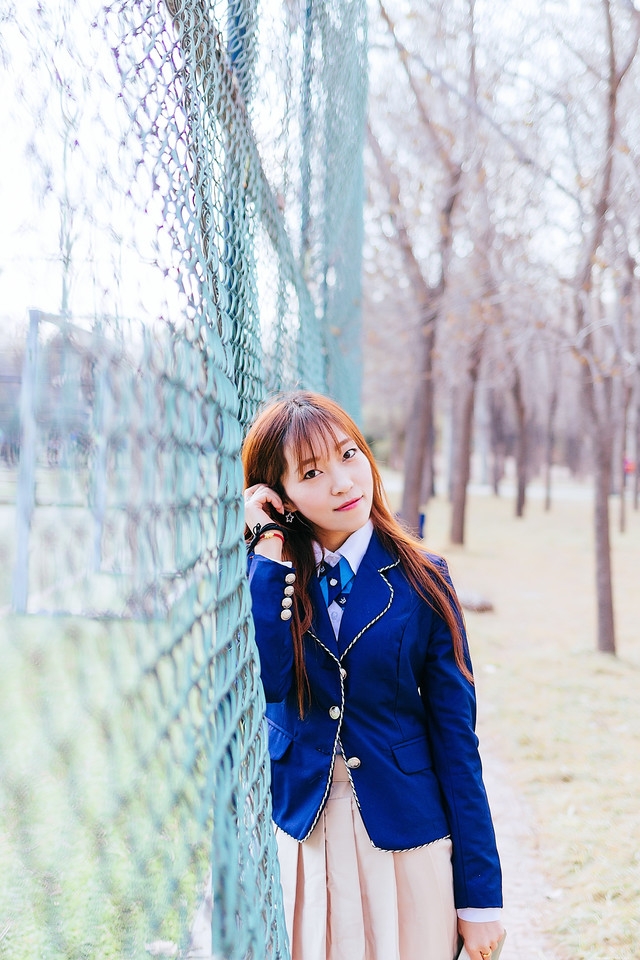 夕阳下的奔跑美女学生制服俏丽写真