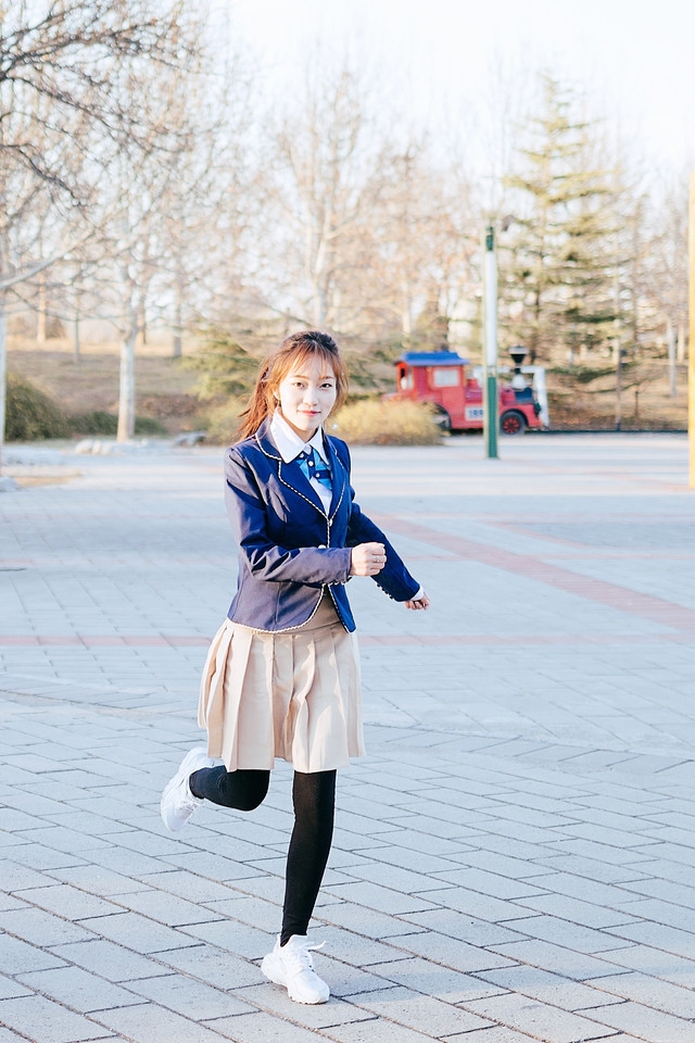 夕阳下的奔跑美女学生制服俏丽写真