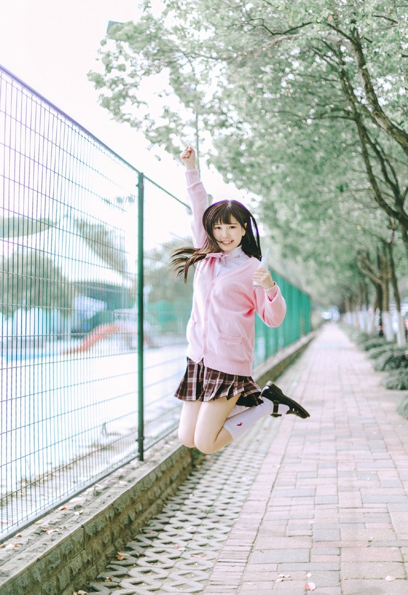 粉嫩可爱少女卖萌清纯活力吸引人