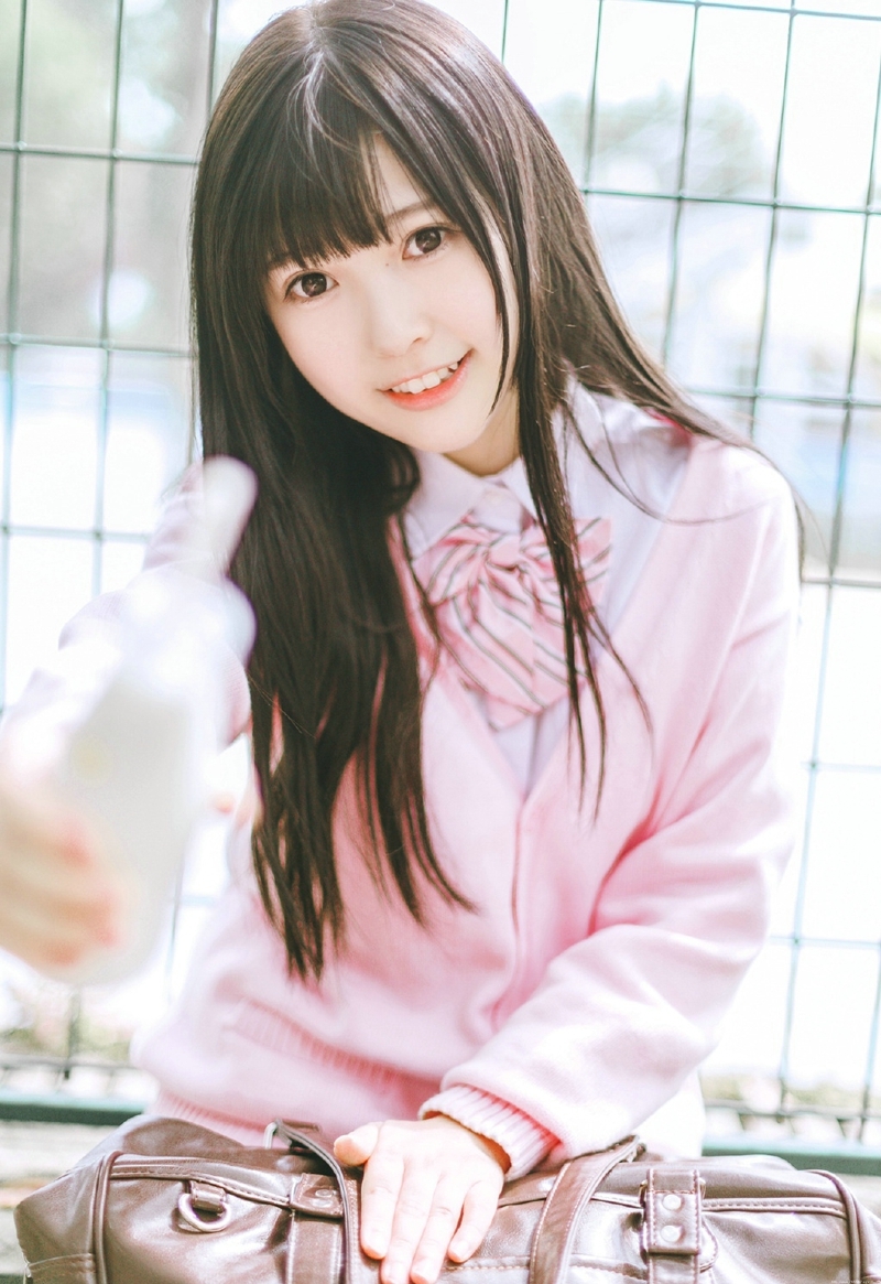 粉嫩可爱少女卖萌清纯活力吸引人