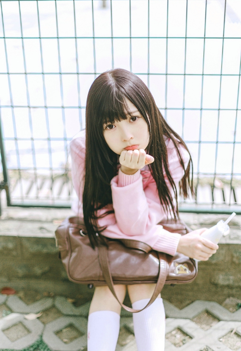 粉嫩可爱少女卖萌清纯活力吸引人