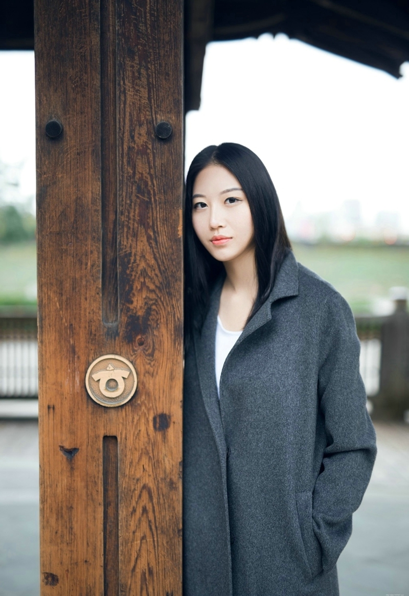 大衣美女素雅高挑安静怡人写真