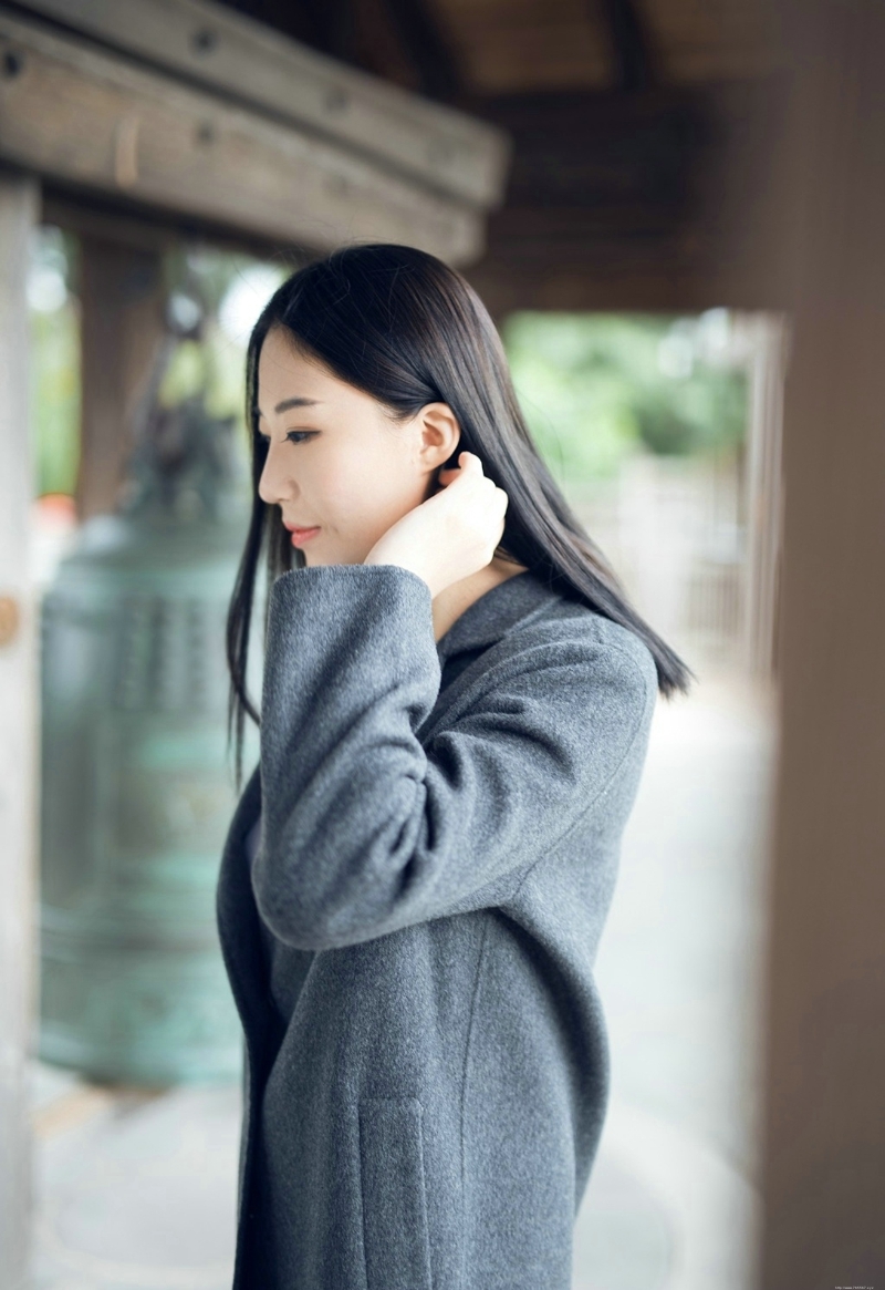 大衣美女素雅高挑安静怡人写真