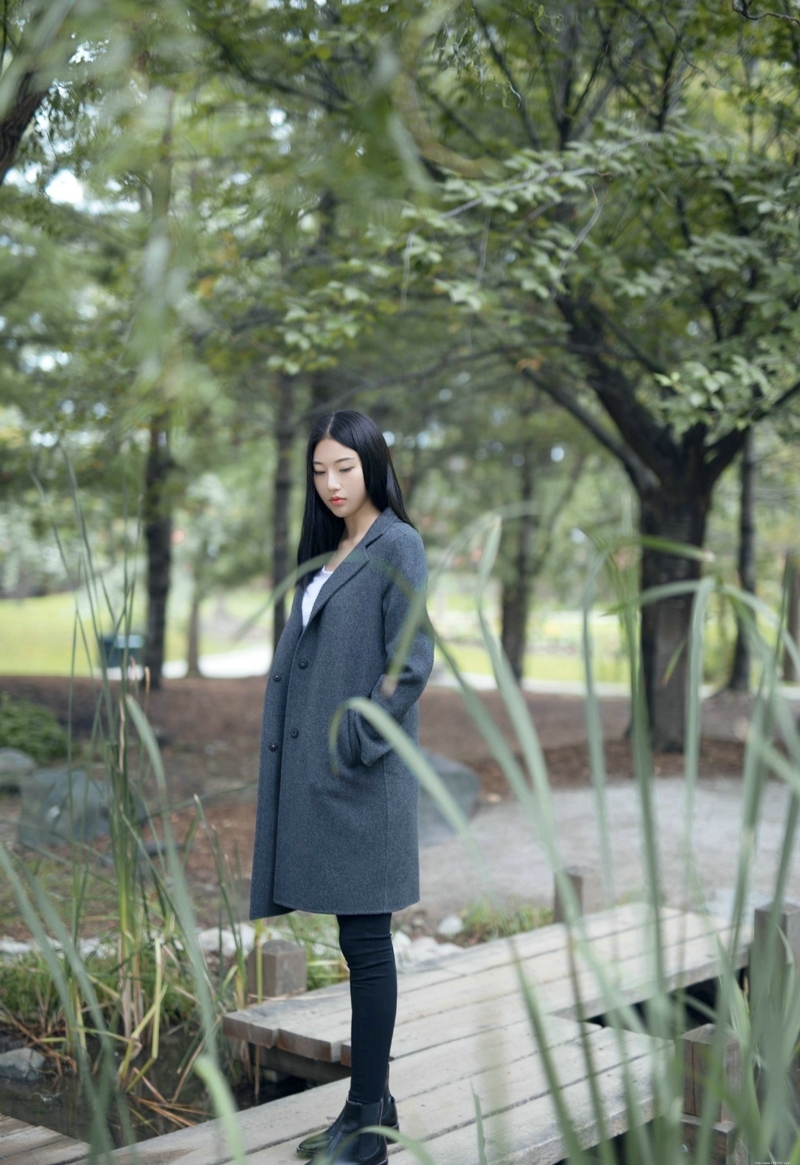 大衣美女素雅高挑安静怡人写真