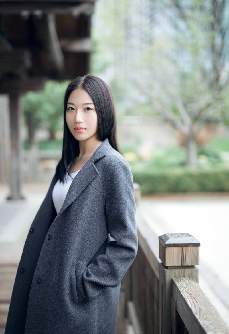 大衣美女素雅高挑安静怡人写真