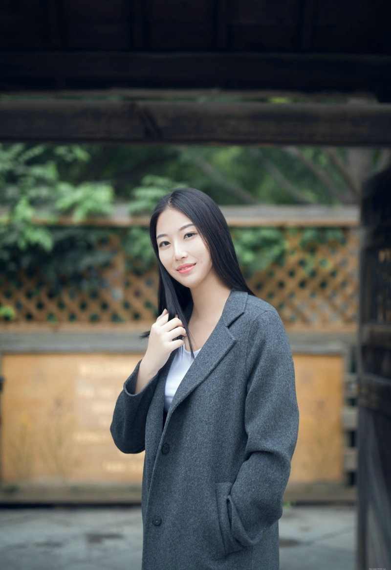 大衣美女素雅高挑安静怡人写真