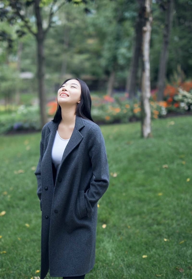 大衣美女素雅高挑安静怡人写真