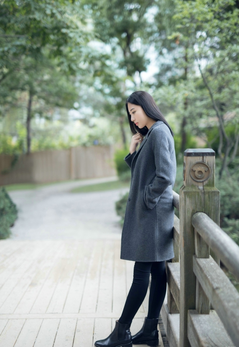 大衣美女素雅高挑安静怡人写真