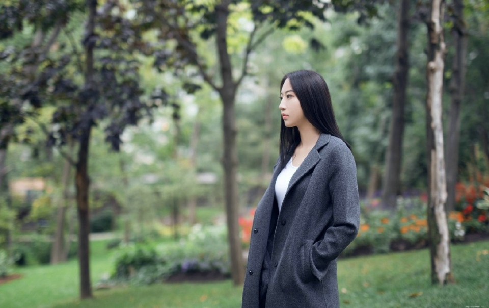 大衣美女素雅高挑安静怡人写真