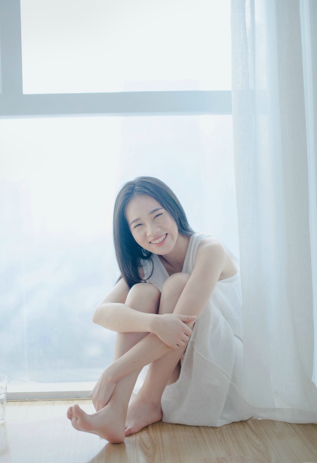 酷似IU李智恩的妹子私房纯白唯美迷人写真