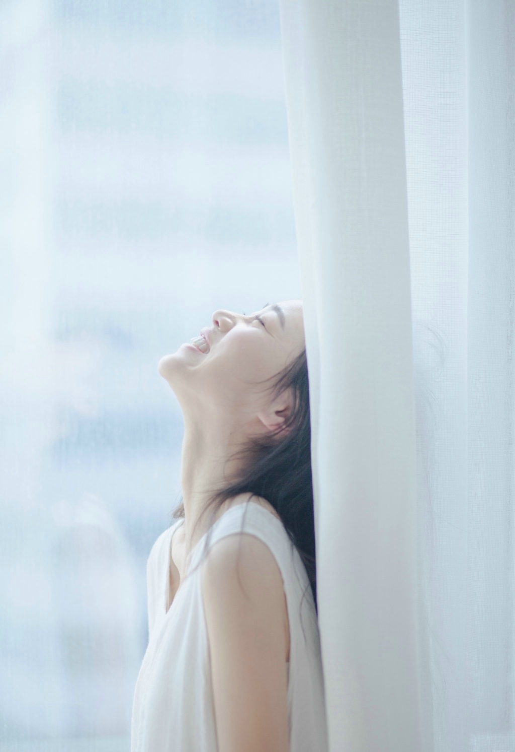 酷似IU李智恩的妹子私房纯白唯美迷人写真