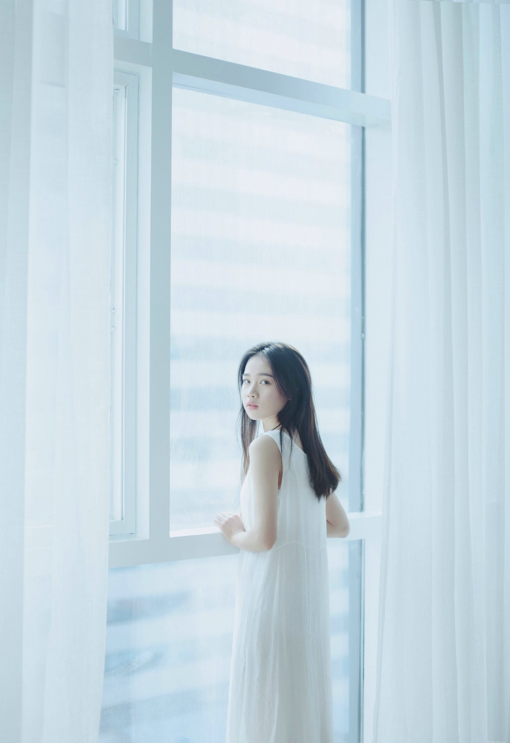 酷似IU李智恩的妹子私房纯白唯美迷人写真