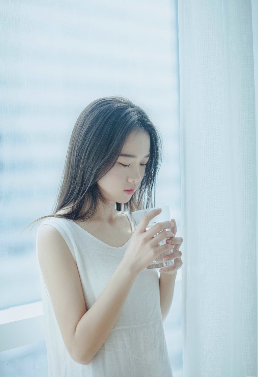 酷似IU李智恩的妹子私房纯白唯美迷人写真