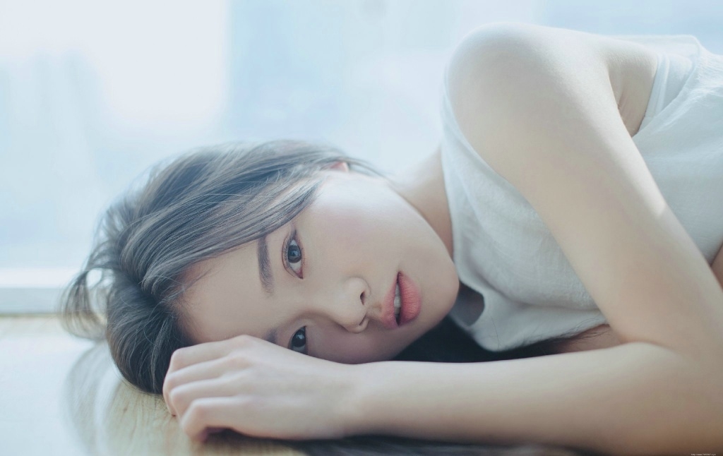 酷似IU李智恩的妹子私房纯白唯美迷人写真