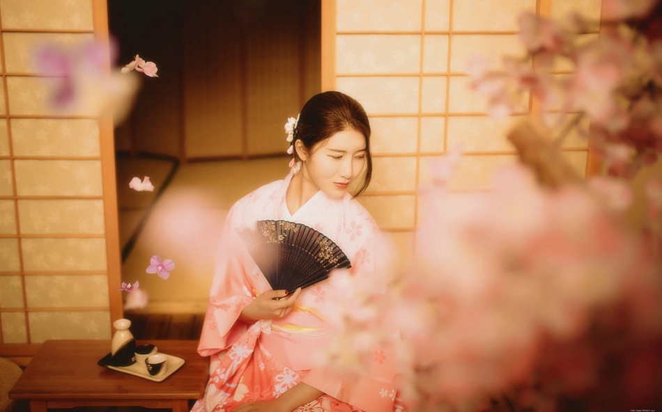 日系和服美女粉红诱惑屋内沏茶安静祥和